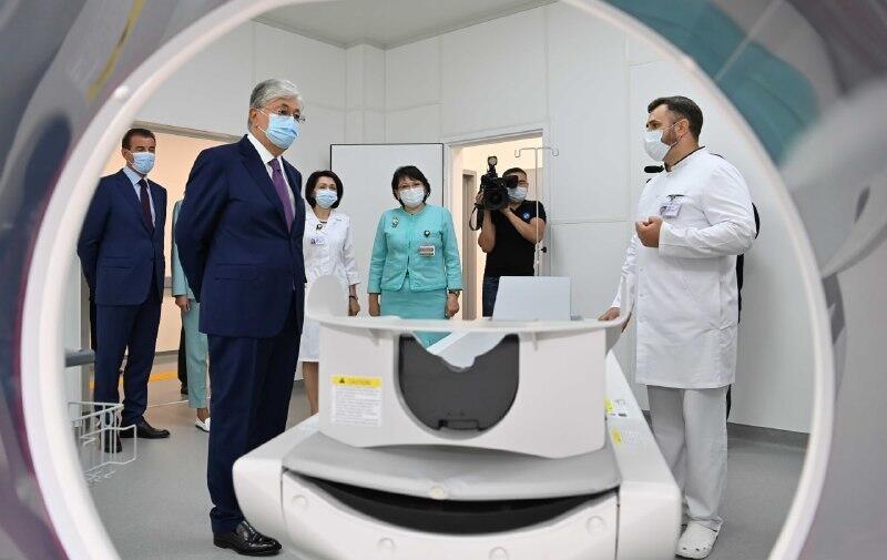 Токаеву представили новый уникальный аппарат для ранней диагностики рака 