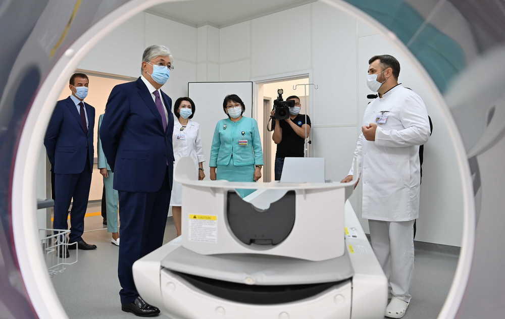 Kazakh President visits Nuclear Medicine Centre. Images | akorda.kz