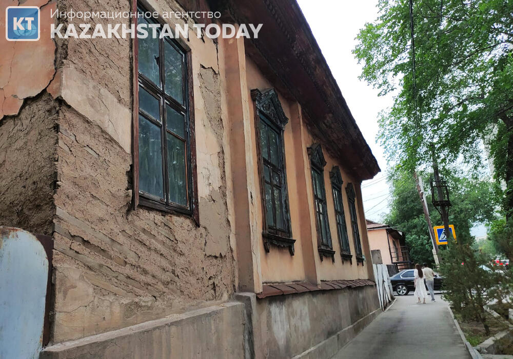 В Алматы в рамках реновации снесут 13 ветхих двухэтажек