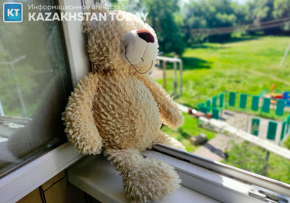 В Талдыкоргане двухлетний ребенок выпал из окна многоэтажки