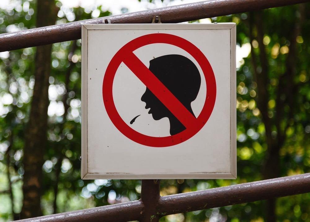 Алматы мәслихатының депутаты түкіруге заңнамалық деңгейде тыйым салуды ұсынды