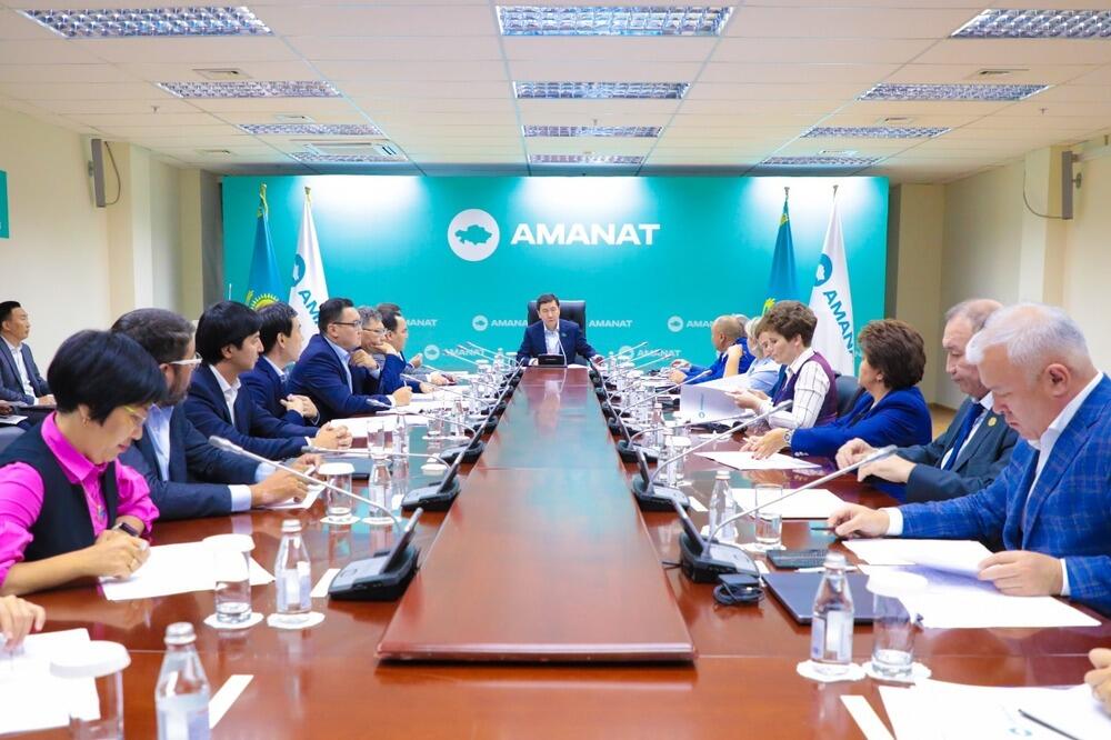 Партия AMANAT обновляет платформу с учетом новых запросов общества. Фото: AMANAT