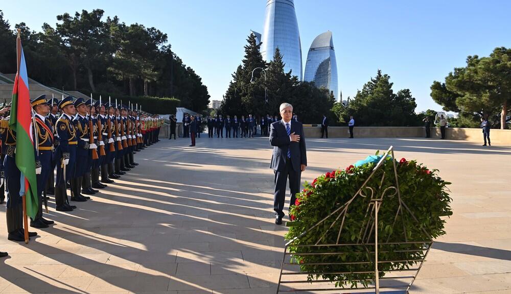 Токаев возложил венок к могиле общенационального лидера Азербайджана . Фото: Акорда