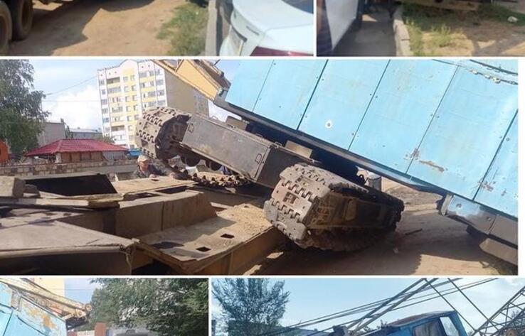 В Павлодаре на стройке рухнул кран