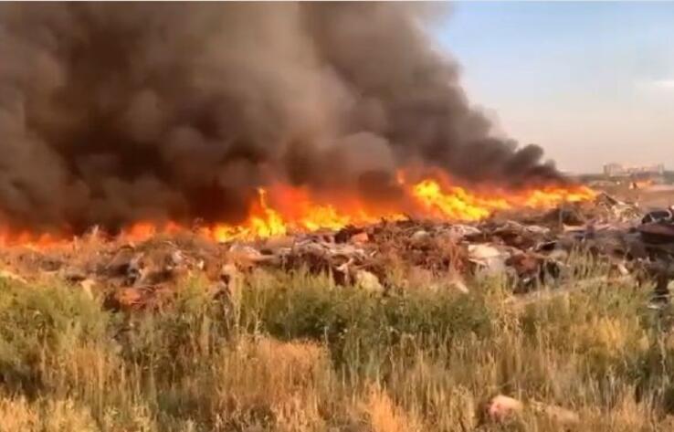 В Уральске произошел пожар на мусорном полигоне