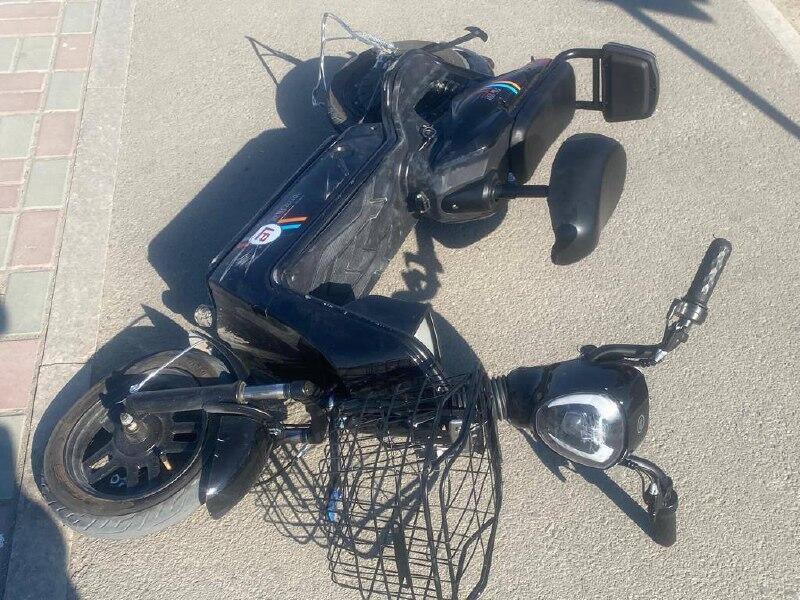 В Атырау водитель автомобиля сбил ребенка на электросамокате