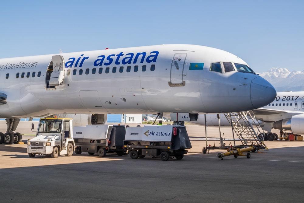 Задержку рейсов Air Astana объяснили попаданием птицы в створку шасси