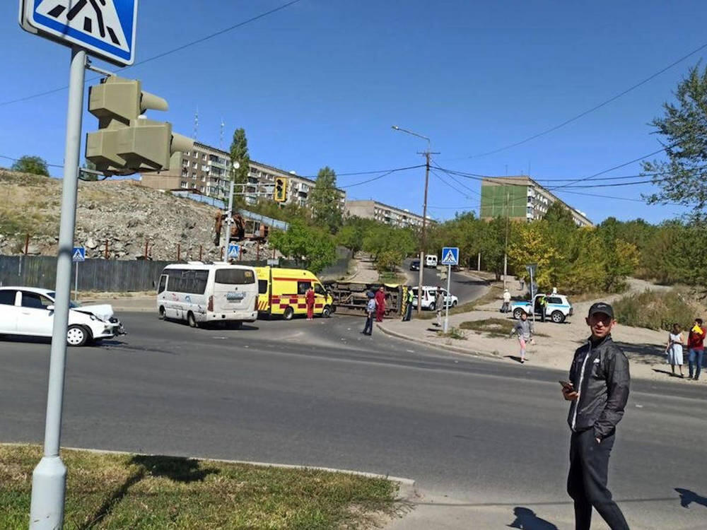 Машина скорой помощи опрокинулась в Усть-Каменогорске