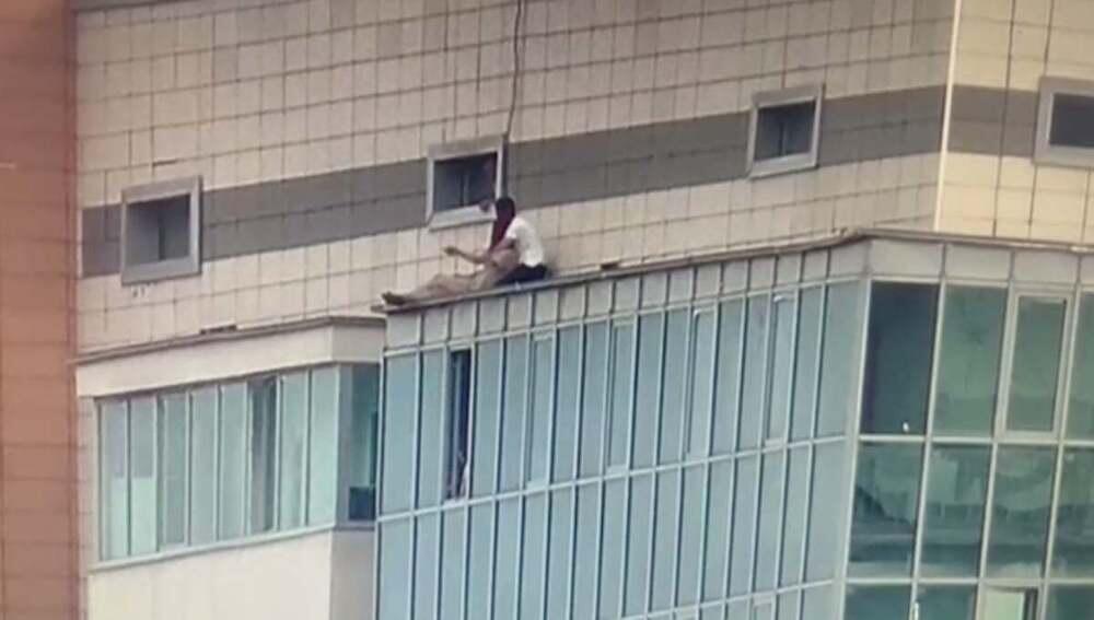 В Нур-Султане участковый спас женщину от прыжка с 24-го этажа 