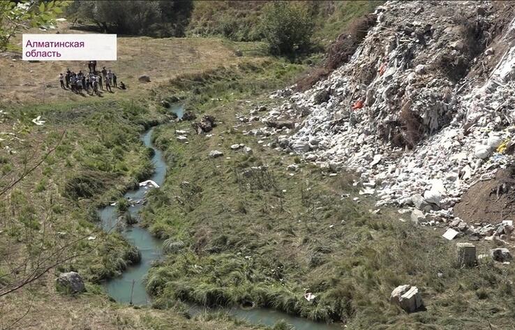 В Алматинской области стихийная свалка частично перекрыла русло реки