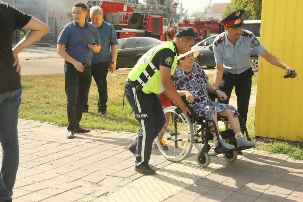 Полиция усилила наряды во избежание фактов мародерства в зоне природных пожаров. Фото: Polisia.kz