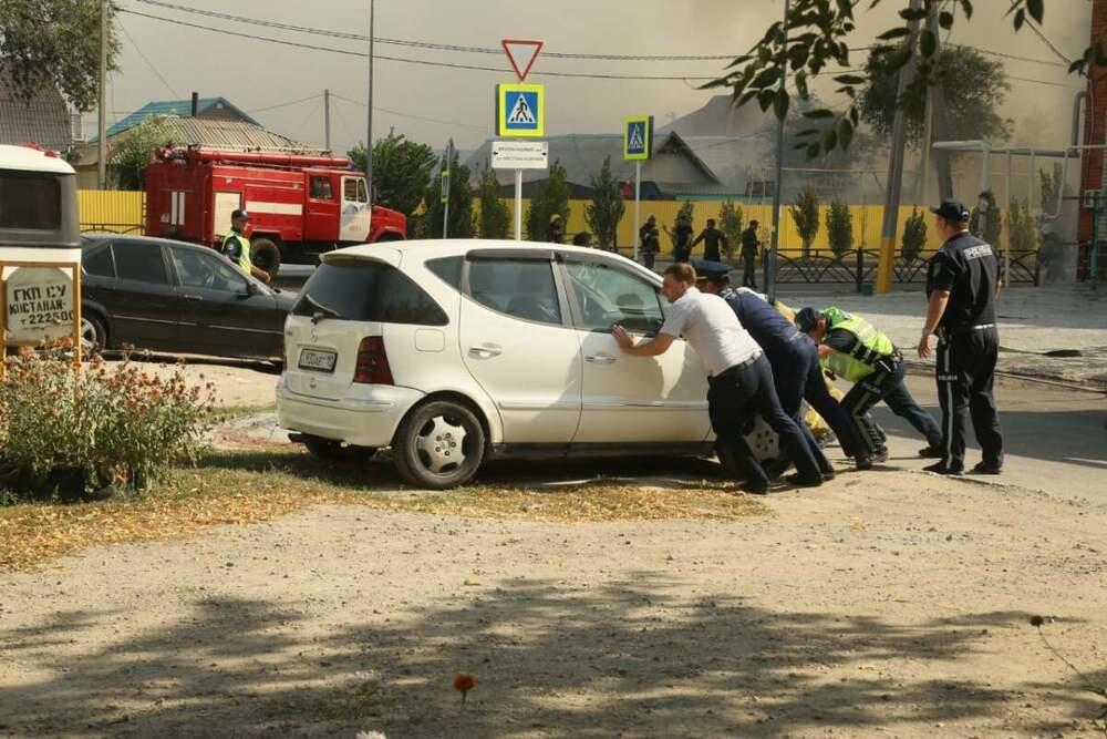 Полиция усилила наряды во избежание фактов мародерства в зоне природных пожаров. Фото: Polisia.kz