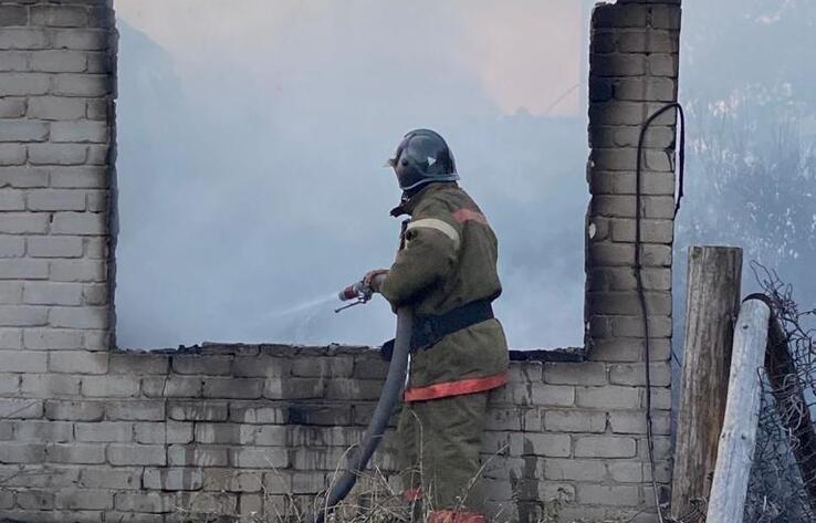 Президент облетел на вертолете пострадавшие от пожара районы в Костанайской области 
