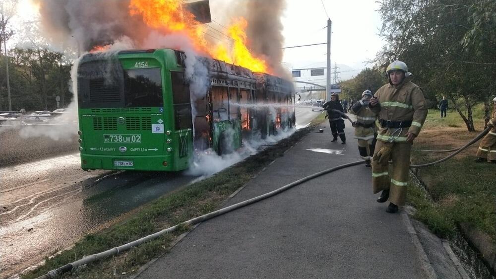 В Алматы сгорел пассажирский автобус. Фото: ДЧС Алматы