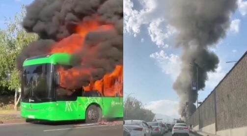 В Алматы сгорел пассажирский автобус. Фото: скриншот из видео в Instagram/sergek_v_kz