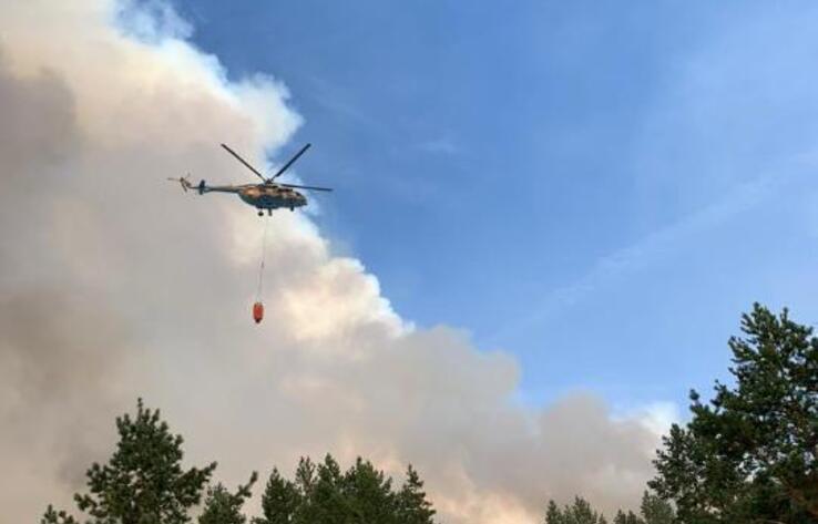Спасатели ВКО показали видео тушения пожара с вертолета