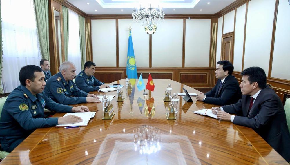 Глава Минобороны РК обсудил с послом Кыргызстана двусторонне военное сотрудничество 