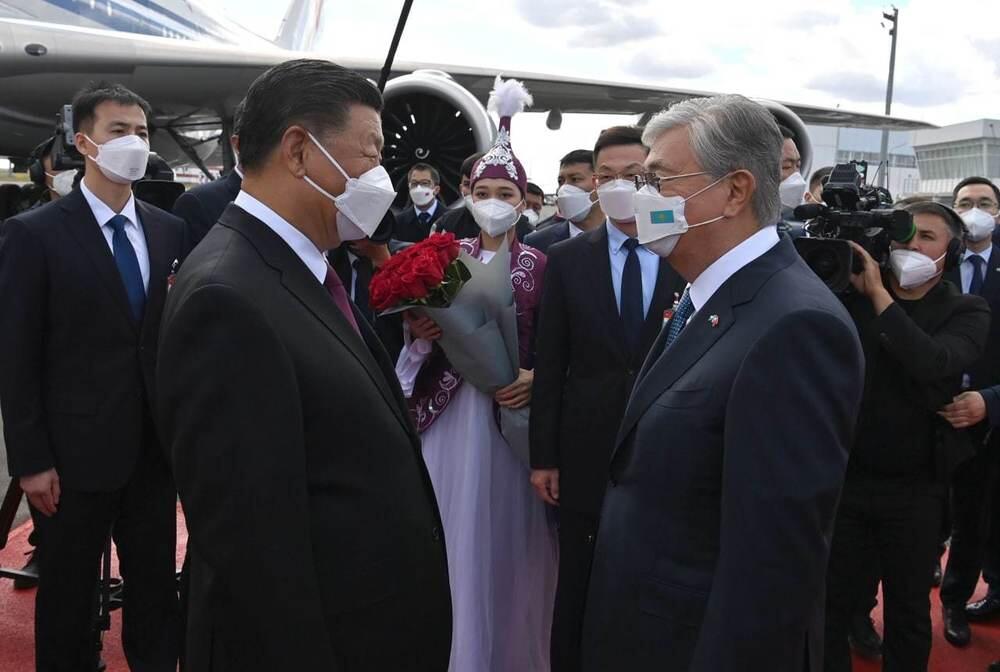 Си Цзиньпин прилетел в Казахстан с госвизитом
