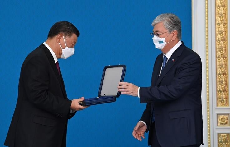 Токаев наградил Си Цзиньпина орденом "Алтын Кыран" 