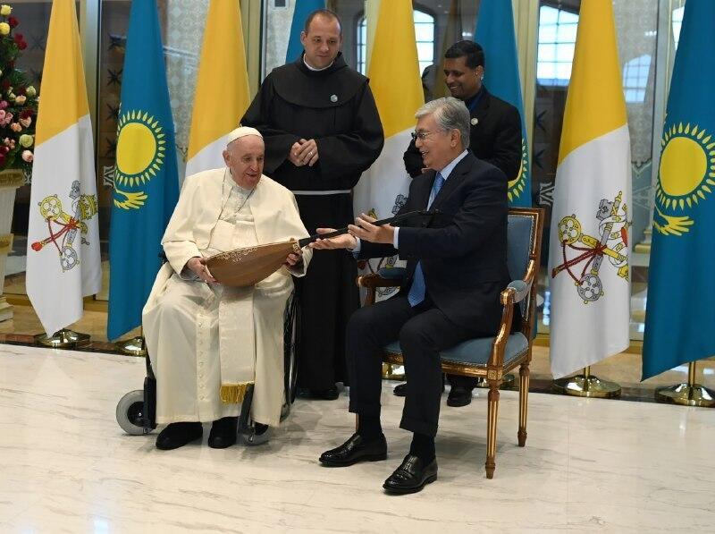 Токаев подарил папе римскому Франциску домбру