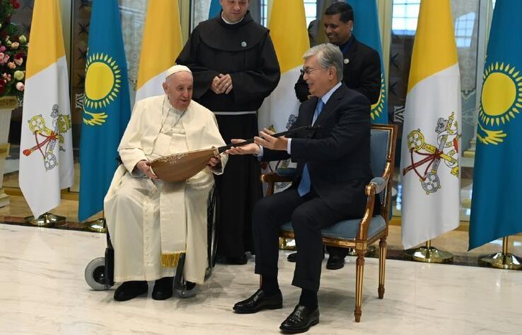 Токаев подарил папе римскому Франциску домбру