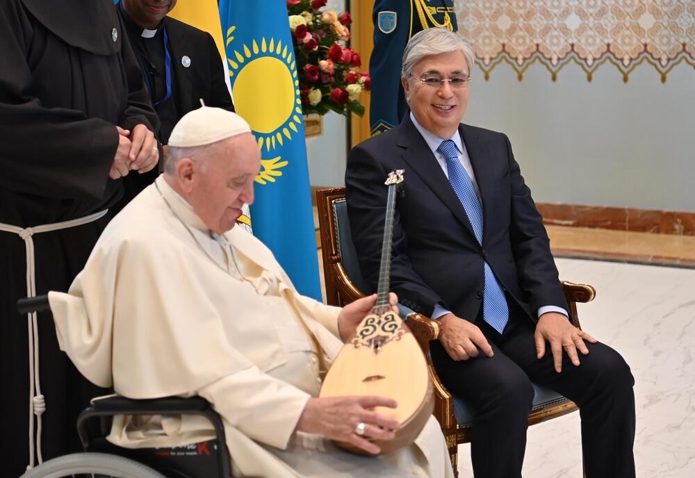 Tokayev presents dombra to Pope Francis
