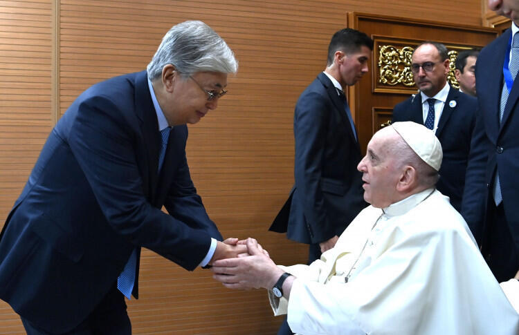 Tokayev sees Pope Francis off at airport in Nur-Sultan. Images | akorda.kz 