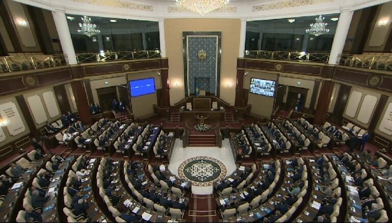 Парламент одобрил поправки в Конституцию о семилетнем сроке президентства и возврату столице названия Астана