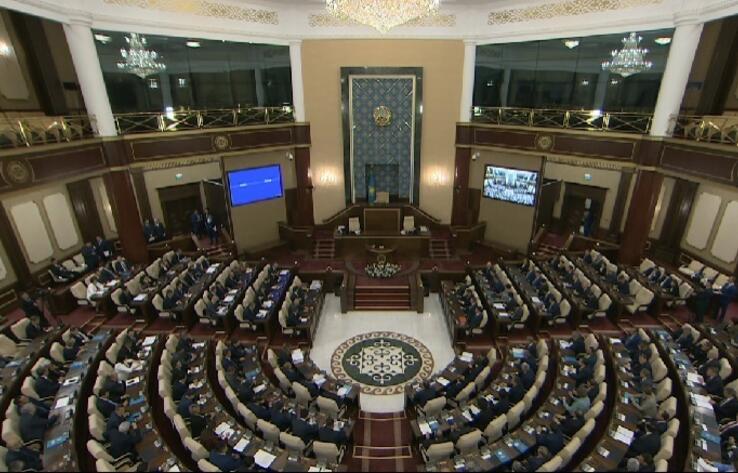 Парламент одобрил поправки в Конституцию о семилетнем сроке президентства и возврату столице названия Астана
