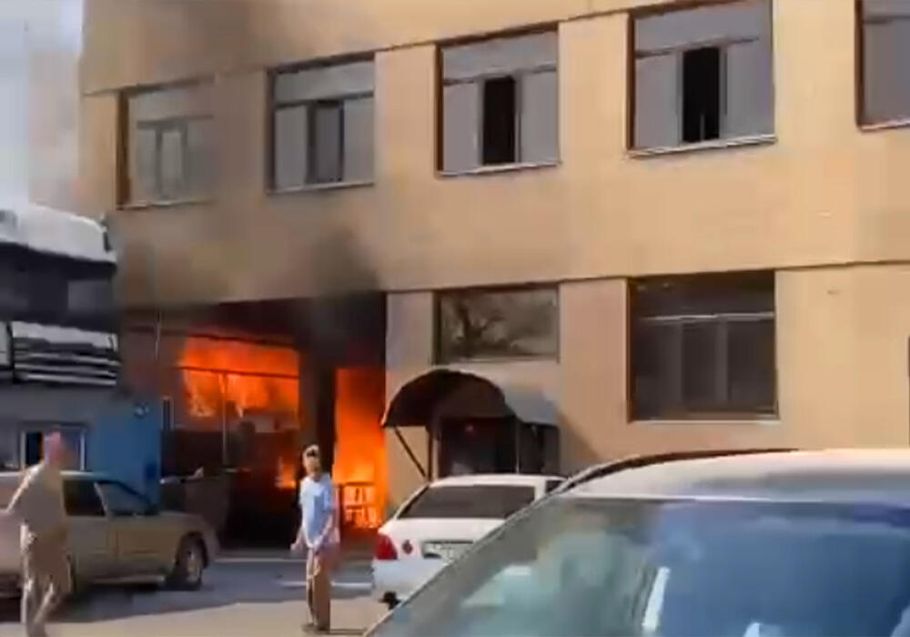 В Алматы загорелся магазин автозапчастей 