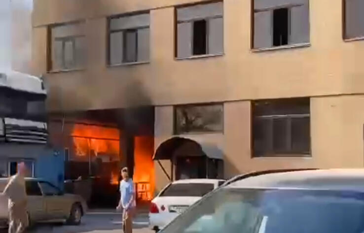 В Алматы загорелся магазин автозапчастей 