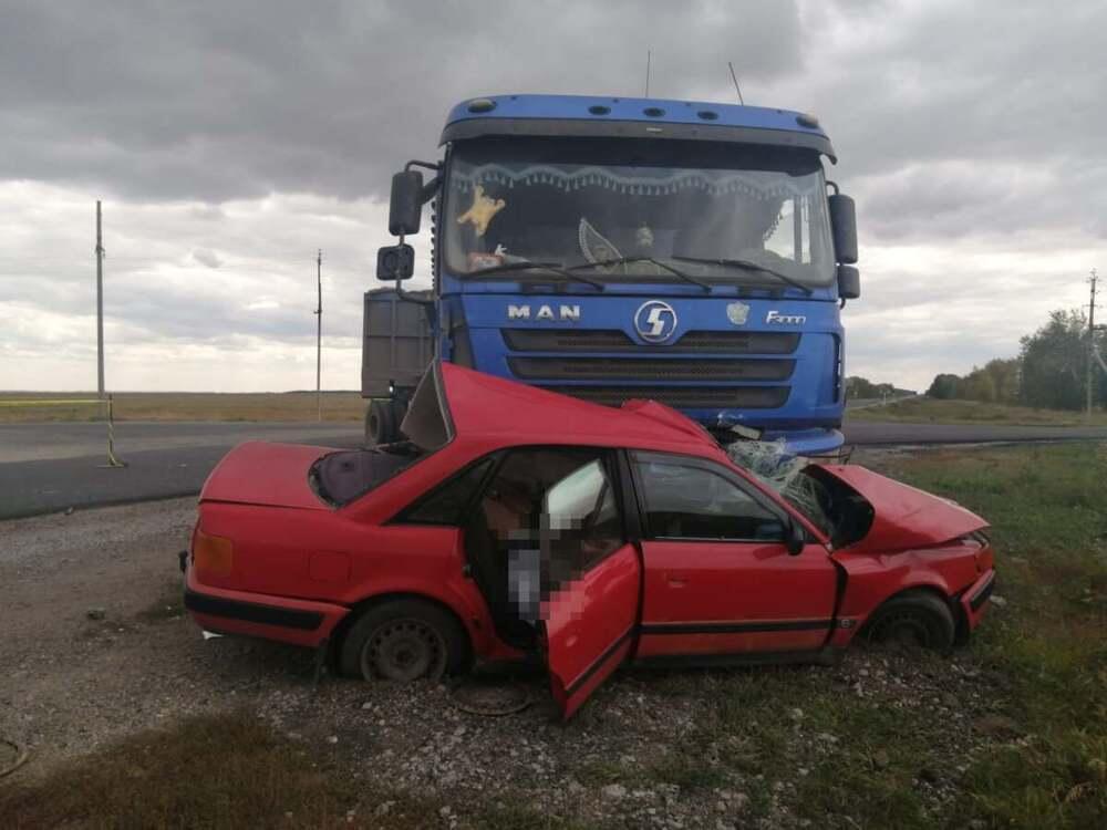 Водитель и пассажир автомобиля погибли при столкновении с грузовиком в СКО