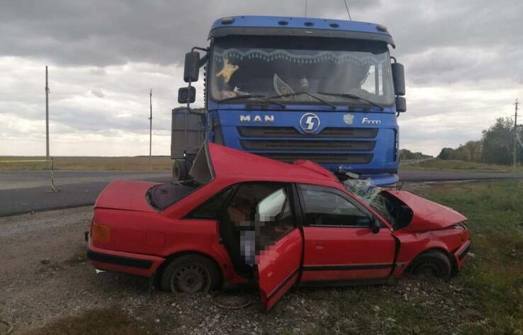 Водитель и пассажир автомобиля погибли при столкновении с грузовиком в СКО