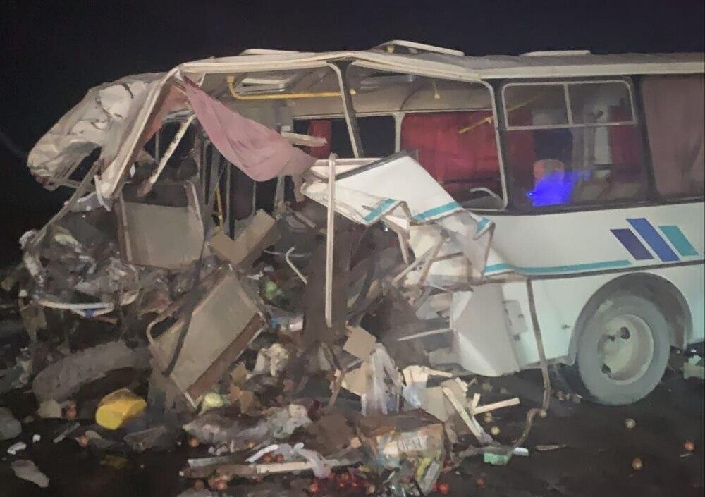 В результате столкновения грузовика и автобуса в Карагандинской области погибли четыре человека