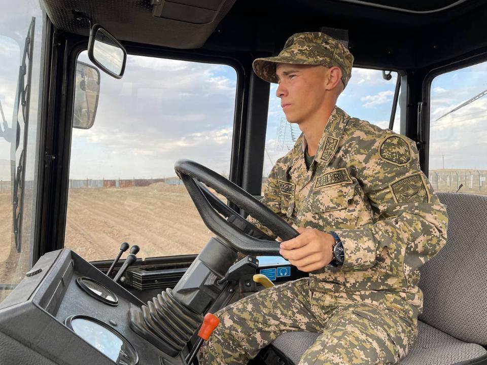 Солдат-срочник получил государственную награду за участие в ликвидации пожара. Фото: МО РК