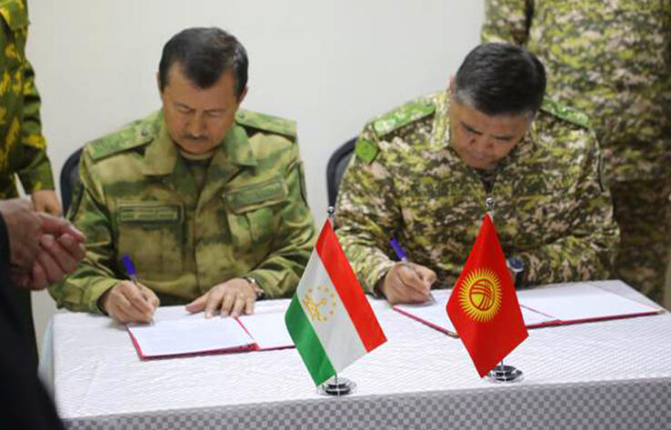 Кыргызстан и Таджикистан договорились отвести тяжелую технику от границы 