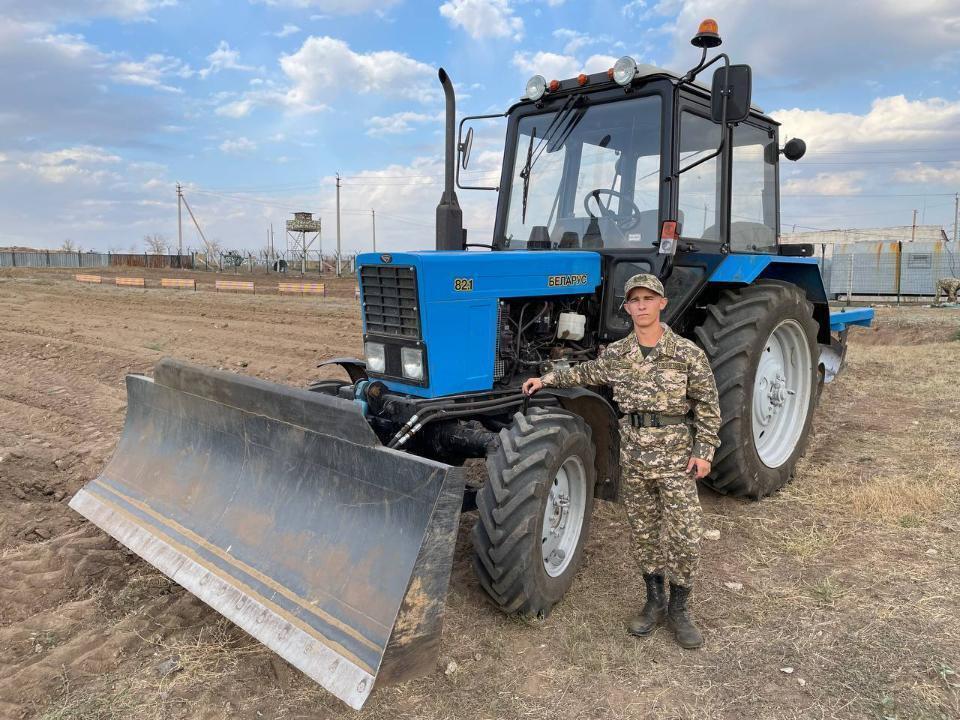 Мерзімді қызметтегі сарбаз өртті сөндіруге қатысқаны үшін мемлекеттік наградаға ие болды. Сурет: ҚР ҚМ