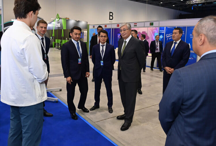 Digital Bridge 2022: President familiarized with projects at Startup Alley. Images | akorda.kz