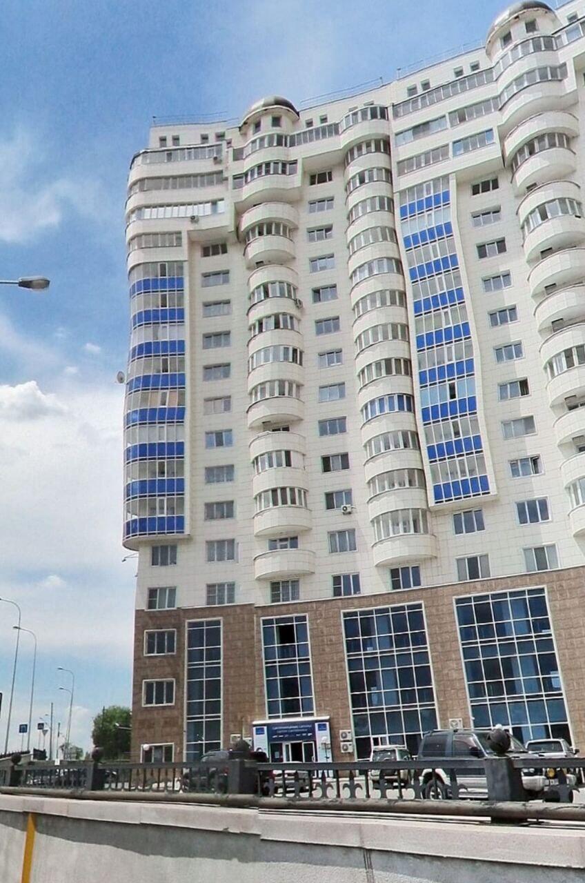 В Алматы из окна 18-го этажа выпал подросток