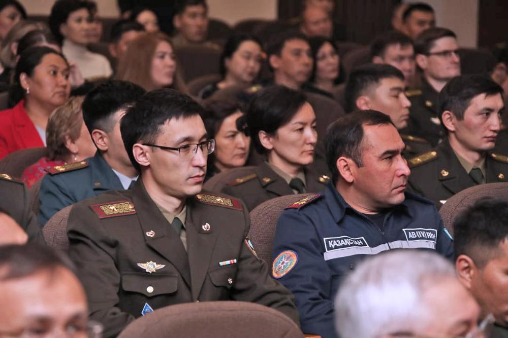 Глава МЧС вручил госнаграду солдату-срочнику за участие в ликвидации пожара. Фото: Минобороны РК