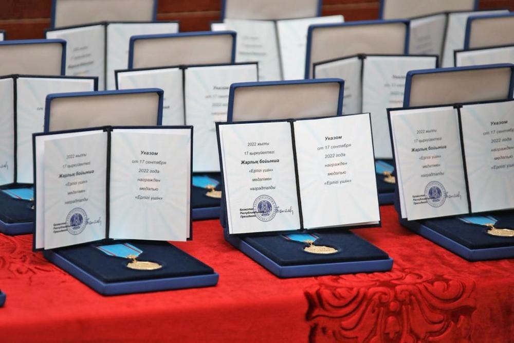 Глава МЧС вручил госнаграду солдату-срочнику за участие в ликвидации пожара. Фото: Минобороны РК