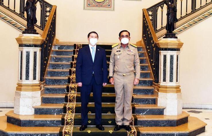 Kazakh Ambassador Arman Issetov, Thai PM Prayut Chan-o-cha met
