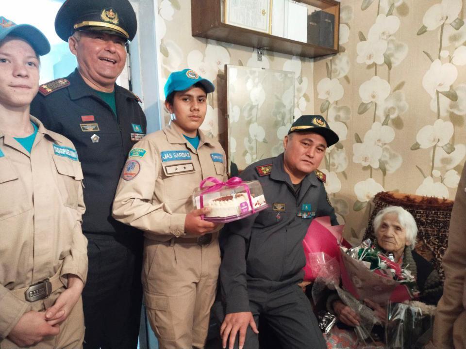 В Алматы ветерана войны поздравили с вековым юбилеем. Фото: МО РК