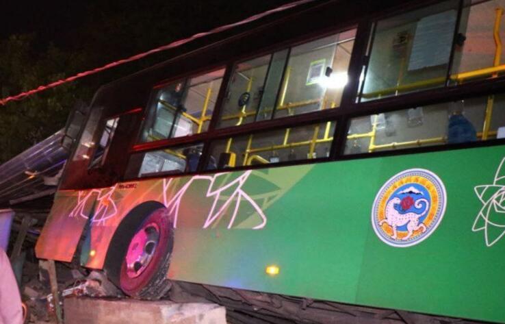 В Алматы водитель пассажирского автобуса врезался в жилой дом, есть пострадавшие