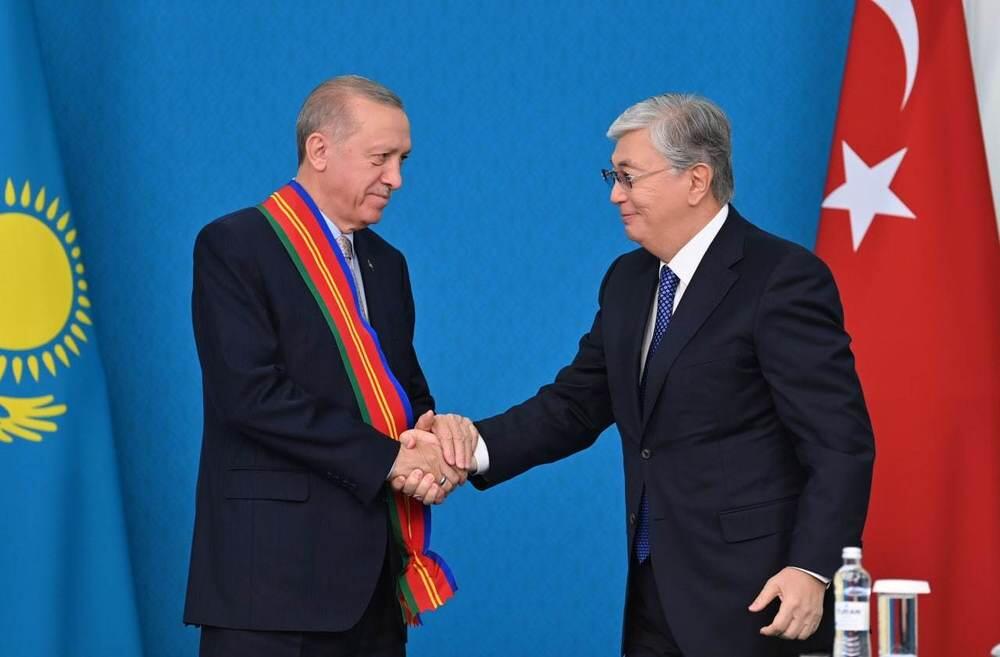 Президент РК наградил президента Турции орденом "Достық" I степени