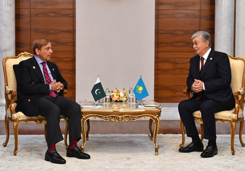 Президент Казахстана провел встречу с премьер-министром Пакистана 