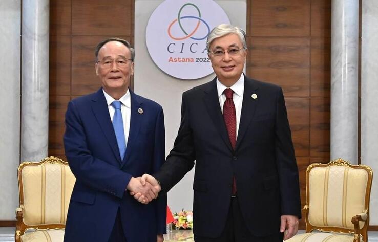 Тоқаев ҚХР төрағасының орынбасарымен Си Цзиньпиннің Қазақстанға сапары кезінде қол жеткізілген уағдаластықтардың іске асырылу барысын талқылады