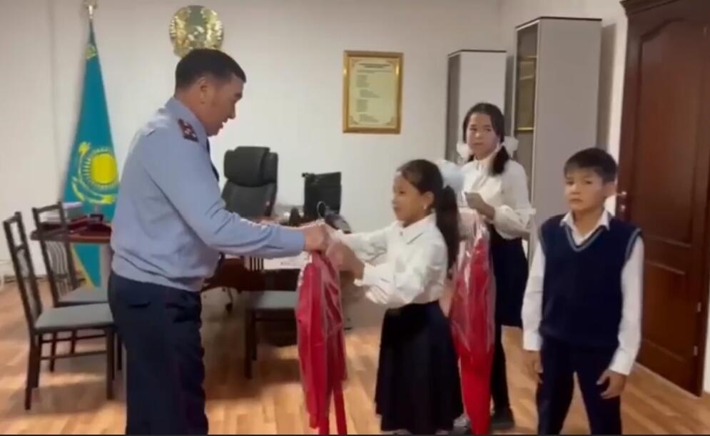 Подростков наградили за помощь в установлении вора . Фото: Пресс-служба ДП Туркестанской области 