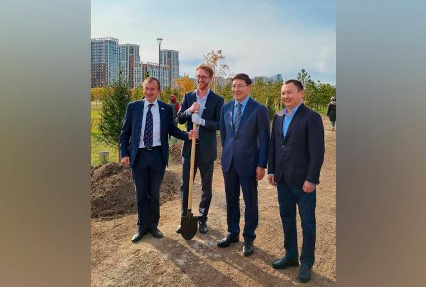 Ambassadors of Kazakhstan and Netherlands plant 'Trees of Friendship' in Astana. Images | gov.kz