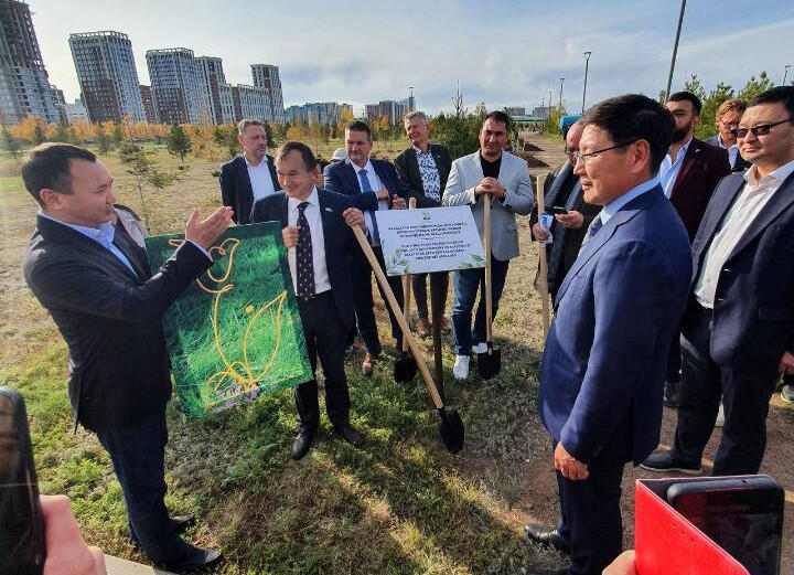 Ambassadors of Kazakhstan and Netherlands plant 'Trees of Friendship' in Astana. Images | gov.kz